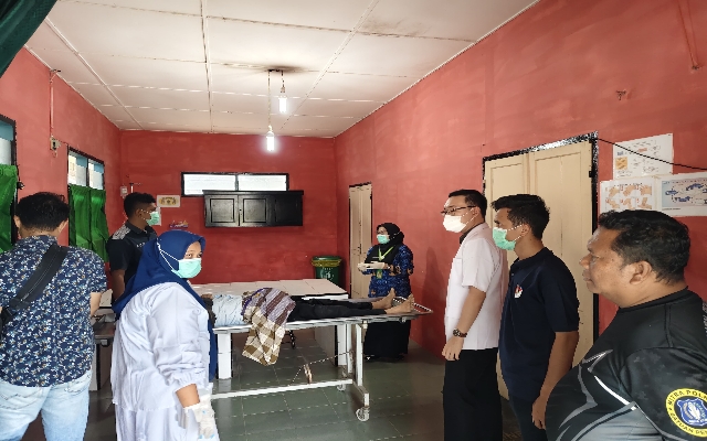 Keterangan Foto: Petugas kepolisian melakukan olah TKP di warung kopi Jalan Sudirman, Padangsidimpuan.