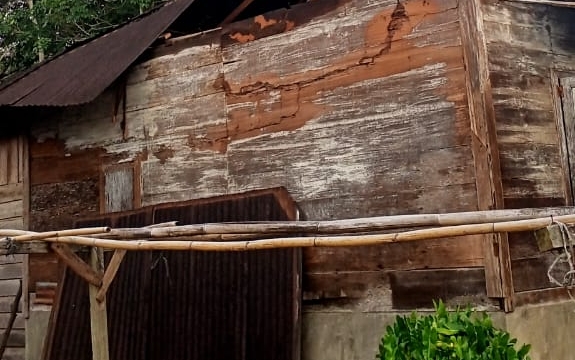 Keterangan Foto: Rumah rusak setelah diterjang angin kencang di Saba Tolang, Sipirok.