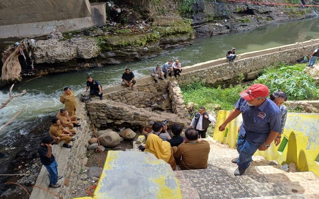 Keterangan Foto : Erijon Damanik dari Aliansi Wartawan Pemantau Polisi dan Jaksa (bertopi merah) memantau tim BPK saat melakukan pemeriksaan proyek Dek Kelurahan Kantin yang mengalami kerusakan parah.
