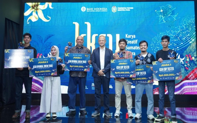 Keterangan Foto : Alwi Wahyudi Harahap menerima piala juara Asia Cup Tester KKSU 2025 di Medan.