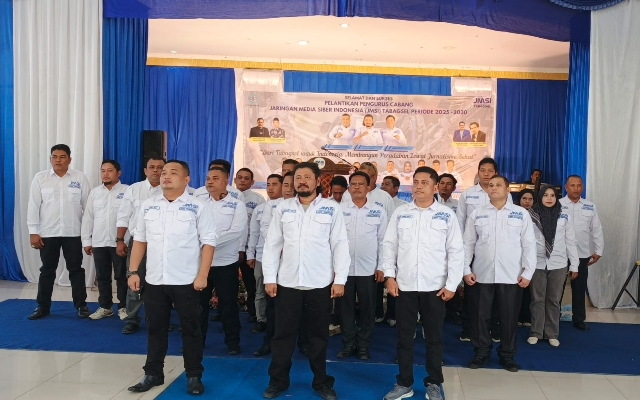 Keterangan Foto: Ketua JMSI Sumut Rianto melantik pengurus JMSI Tabagsel di Padangsidimpuan, menandai penguatan media siber wilayah selatan Sumut.
