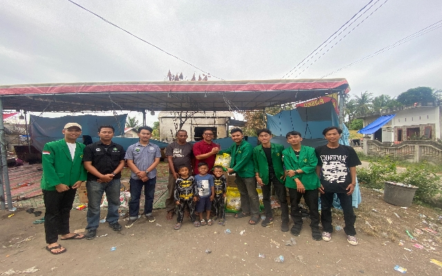 Keterangan Foto: Ketua BEM Unimal menyerahkan bantuan sembako kepada korban kebakaran Tambon Baroh.