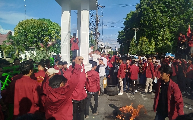 Keterangan Foto: Aksi unjuk rasa PC IMM menuntut pencopotan Kadis P2PA di kantor Wali Kota Padangsidimpuan, Selasa (30/7/2025).