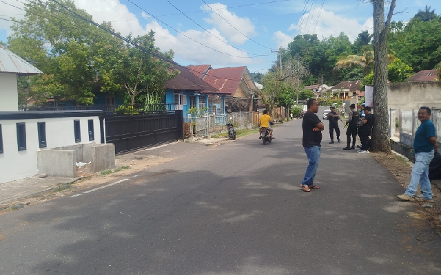 Keterangan Foto: Sejak kedatangan petugas KPK sekitar pukul 10.00 WIB, aktivitas di lokasi tetap berjalan normal dengan lalu lintas kendaraan yang hilir mudik. Namun, rumah yang menjadi pusat aktivitas PT DNG tersebut masih dijaga ketat oleh aparat kepolisian bersenjata lengkap.