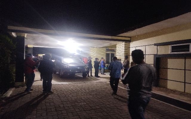 Keterangan Foto: Tim KPK memasuki Kantor Dinas Pekerjaan Umum dan Penataan Ruang Kota Padangsidimpuan pada Jumat petang.