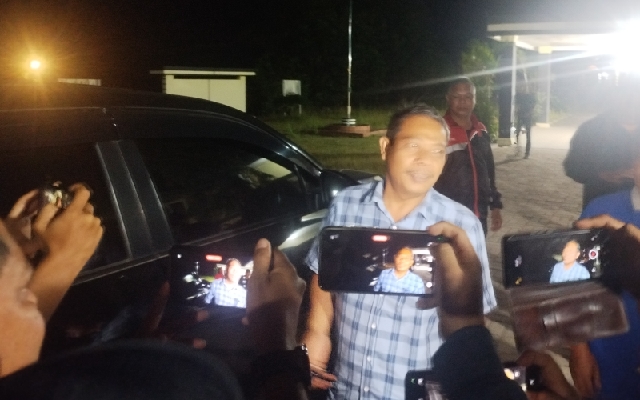 Keterangan foto: Pelaksana Kadis PU Kota Padangsidimpuan Imbalo Siregar saat dikonfirmasi awak media usai diperiksa KPK