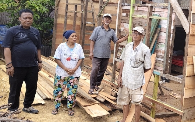 Keterangan Foto: Kejadian Pasca Banjir Kota Padangsidimpuan akhir maret 2025, warga lakukan pemulihan. 