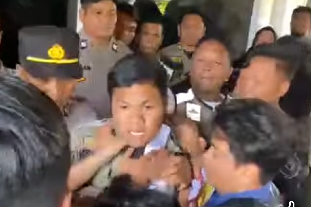 Keterangan Foto: Aliansi Pemuda dan Mahasiswa Bergerak menggelar aksi unjuk rasa di depan gedung DPRD Kota Padangsidimpuan.