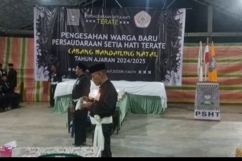 Keterangan Foto : Pengukuhan warga baru PSHT Mandailing Natal di aula Desa Suka Damai, Sinunukan.