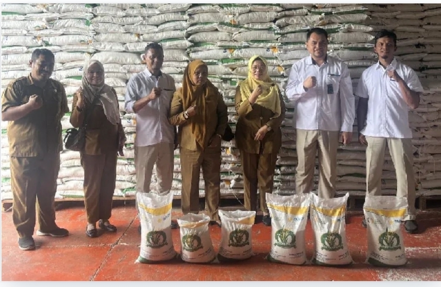 Keterangan Fhoto : Pemeriksaan Beras Bantuan Pangan di gudang Bulog untuk bantuan pangan dalam keadaan baik dan bobotnya 10 Kg/Sak dan untuk beras SPHP juga keadaan baik dan bobotnya 5 Kg/Sak.(Sumber Akun Fb Dinas Ketahannan Pangan Padangsidimpuan) 