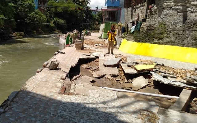Keterangan Fhoto : Pembangunan Lanjutan dek kantin Padangsidimpuan yang mengakibatkan kerugian negara.