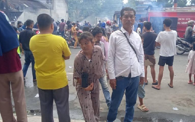 Keterangan Foto: Kobaran api melalap lima rumah di Sigiring-giring, Padangsidimpuan Utara, pada Rabu pagi.