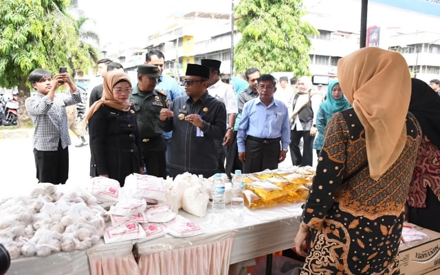 Keterangan Foto: Wali Kota Padangsidimpuan bersama instansi terkait saat pelaksanaan Gerakan Pangan Murah.