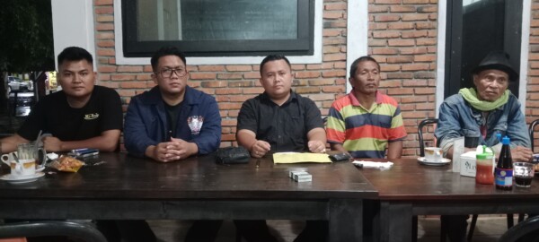 Advokat Rudy Efendi Siregar, SH, MH bersama kliennya Sutan Harahap saat memberikan keterangan kepada awak media (Istimewa)