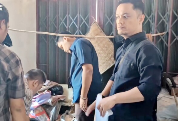 Tim gabungan dari Seksi Tindak Pidana Khusus (Pidsus) dan Seksi Intelijen Kejari Madina saat melaksanakan penggeledahan di tiga lokasi berbeda di Kecamatan Pakantan, pada Kamis (30/10/2025)