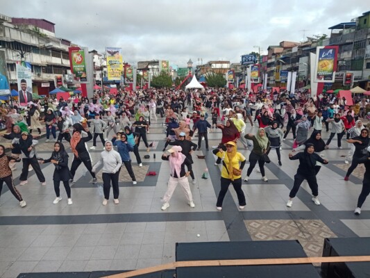 Senam Sehat GERMAS bersama Anggota Komisi IX DPR RI Sihar P Sitorus di Alaman Bolak Padangsidimpuan (Kompas Real)