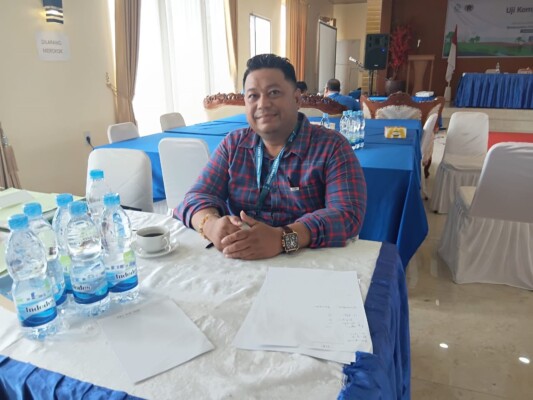 Amru Lubis, salah satu penguji kompetensi wartawan pada UKW Bonapasogit Angkatan 74 di Hotel Hineni Tarutung (Paruhum Nasution)