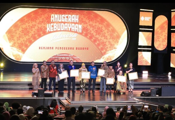 Foto penyerahan anugrah