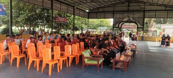 Suasana di lapangan futsal marolop batalyon 123/rjw