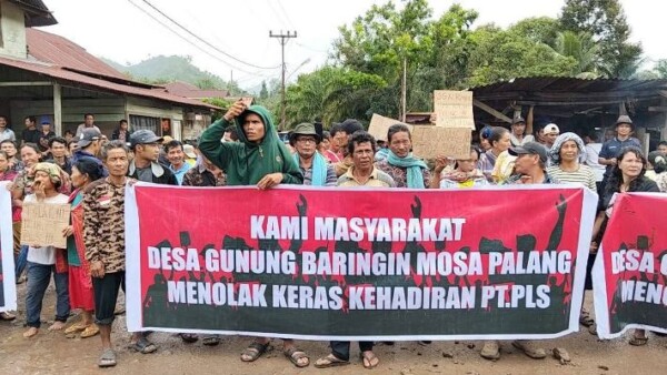 Ratusan warga Desa Gunung Baringin dan Mosa Palang, Kecamatan Angkola Selatan, Kabupaten Tapsel, menggelar aksi unjuk rasa menolak rencana beroperasinya kembali PT PLS di wilayah mereka beberapa bulan lalu (Istimewa)
