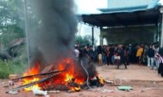 Seribuan Warga Palika Serbu Rumah Diduga Bandar Narkoba, Rumah Dirusak & Kendaraan Dibakar