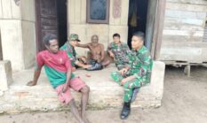 Satgas Yonif 123/Rajawali Pererat Silaturahmi dengan Warga Melalui Komsos di Kampung Wonggi