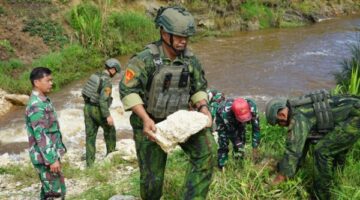 TNI AL Satgas Yonif 2 Marinir dan Kodim 1703/Deiyai Bersinergi Bangun Harapan Warga Melalui Jembatan Garuda