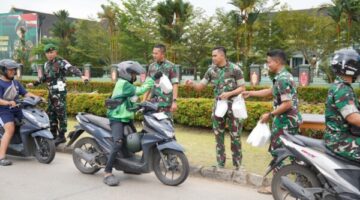 Wujud Kepedulian Sesama, Kodam XII/Tanjungpura Bagikan Nasi Kotak dalam Aksi Jumat Berkah