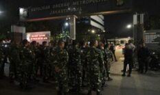Puluhan Pria Diduga TNI Datangi Polda Metro Jaya Usai Penggeledahan Jampidsus, TNI Beri Klarifikasi