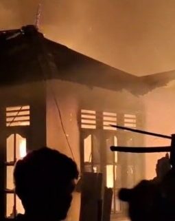 Tiga Rumah Warga Panyabungan Julu Terbakar, Dua Rumah Terpaksa Dirusak untuk Cegah Api Merembet
