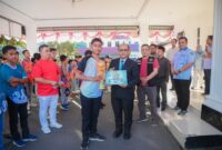 Wali Kota Padangsidimpuan Letnan Dalimunthe didampingi Ketua KONI Kota Padangsidimpuan Hasanuddin Sipahutar saat menyerahkan bingkisan pemenang kepada atlet sepak bola binaan PSSI Padangsidimpuan (Dok. Istimewa)