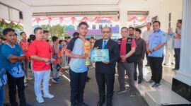 Wali Kota Padangsidimpuan Letnan Dalimunthe didampingi Ketua KONI Kota Padangsidimpuan Hasanuddin Sipahutar saat menyerahkan bingkisan pemenang kepada atlet sepak bola binaan PSSI Padangsidimpuan (Dok. Istimewa)