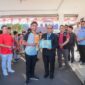 Wali Kota Padangsidimpuan Letnan Dalimunthe didampingi Ketua KONI Kota Padangsidimpuan Hasanuddin Sipahutar saat menyerahkan bingkisan pemenang kepada atlet sepak bola binaan PSSI Padangsidimpuan (Dok. Istimewa)