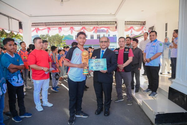 Wali Kota Padangsidimpuan Letnan Dalimunthe didampingi Ketua KONI Kota Padangsidimpuan Hasanuddin Sipahutar saat menyerahkan bingkisan pemenang kepada atlet sepak bola binaan PSSI Padangsidimpuan (Dok. Istimewa)