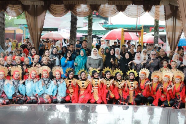 Atika Azmi Senyum merekah di tengah lomba anak madina (istimewa)