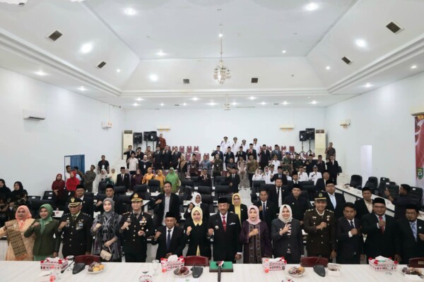 Bupati Mandailing Natal (Madina) H. Saipullah Nasution dan Wakil Bupati Atika Azmi Utammi Nasution turut mengikuti Sidang Tahunan MPR dan Sidang Bersama DPR dan DPD secara daring (istimewa)