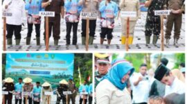 Dukung Program Ketahanan Pangan, Wakil Bupati Mandailing Natal (Madina) Atika Azmi Utammi Nasution turun ke ladang dan ikut menanam bibit.
