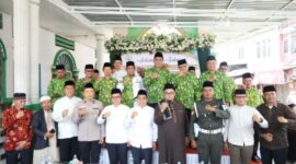 Sekda Madina Afrizal Nasution bersama Kepala Diskominfo Muhammada Syail Lubis menghadiri pelantikan Dewan Masjid Indonesia (DMI) periode 2026-2031 di Masjid Raya Panyabungan Al-Qurro' Wal Huffazh pada Sabtu. (istimewa)