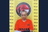 Pelaku berinisial YS (42) diamankan Satresnarkoba Polres Tapanuli Selatan bersama barang bukti sabu dan alat isap saat dirilis di Mapolres Tapsel, terkait kasus peredaran narkotika jenis sabu di Kecamatan Sipirok, Kabupaten Tapanuli Selatan.(Istimewa)