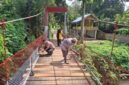 Polsek Sipirok dan Warga Gotong Royong Perbaiki Jembatan Penghubung Desa(istimewa)