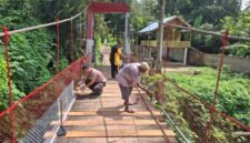Polsek Sipirok dan Warga Gotong Royong Perbaiki Jembatan Penghubung Desa(istimewa)