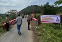 Polsek Sipirok dan Warga Gotong Royong Perbaiki Jembatan Penghubung Desa(istimewa)