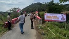 Polsek Sipirok dan Warga Gotong Royong Perbaiki Jembatan Penghubung Desa(istimewa)