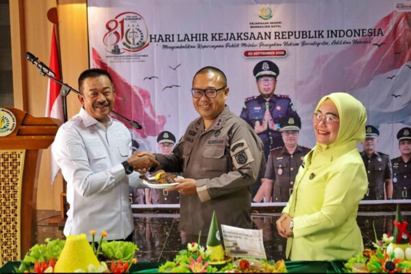 Bupati Mandailing Natal (Madina) H. Saipullah Nasution dan Kajari Madina Muhammad Nursaitias (Istimewa)