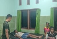 Satgas Yonif 147/KGJ Evakuasi Warga Keracunan ke Puskesmas Distrik Meyado (Istimewa)