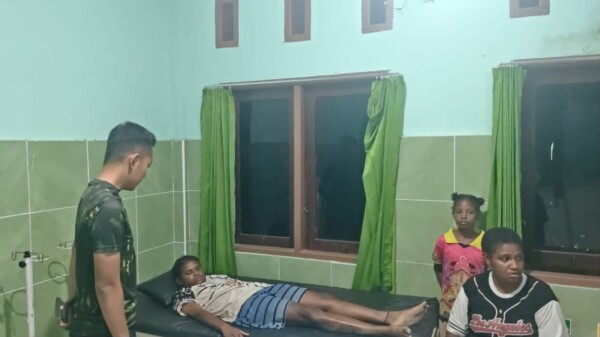 Satgas Yonif 147/KGJ Evakuasi Warga Keracunan ke Puskesmas Distrik Meyado (Istimewa)