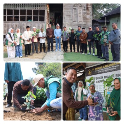 Bupati Tapanuli Selatan H. Gus Irawan Pasaribu bersama Kapolres Tapanuli Selatan AKBP Anton Santoso membagikan dan menanam bibit kopi kepada warga saat kunjungan tur desa (turdes) di Kecamatan Sipirok, Arse, hingga Saipar Dolok Hole, Sabtu-Minggu (5-6/09/2026). Kegiatan ini merupakan bagian dari dukungan pemerintah daerah dan Polri terhadap program hilirisasi kopi guna meningkatkan kesejahteraan petani setempat. (istimewa)