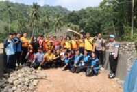 Polres Padangsidimpuan bersama Warga Gotong Royong Renovasi Jembatan Merah Putih (Istimewa)