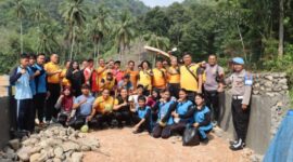 Polres Padangsidimpuan bersama Warga Gotong Royong Renovasi Jembatan Merah Putih (Istimewa)