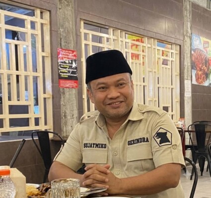Kader Partai Gerindra mengenakan seragam partai lengkap dengan lambang Gerindra di lengan, saat menghadiri sebuah acara di Medan. (Foto: Istimewa)
